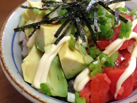 スモークサーモンとアボカドとクリームチーズのマヨ丼